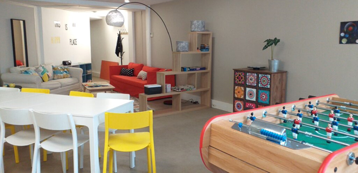 屋内, テーブル, 部屋, 椅子 が含まれている画像  自動的に生成された説明